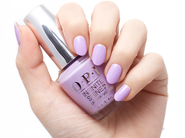 Unghie da sposa, smalto del marchio OPI di colore viola chiaro, manicure forma a mandorla 