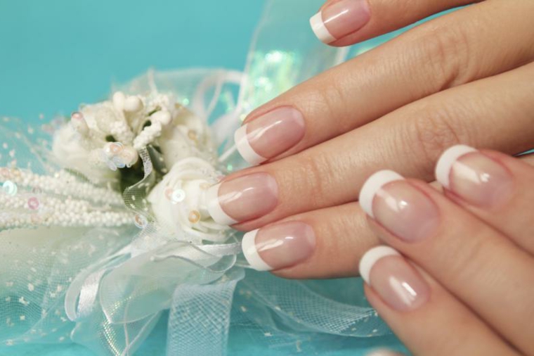 Unghie gel french bianco, manicure di media lunghezza dalla forma arrotondata, bomboniera piccola 