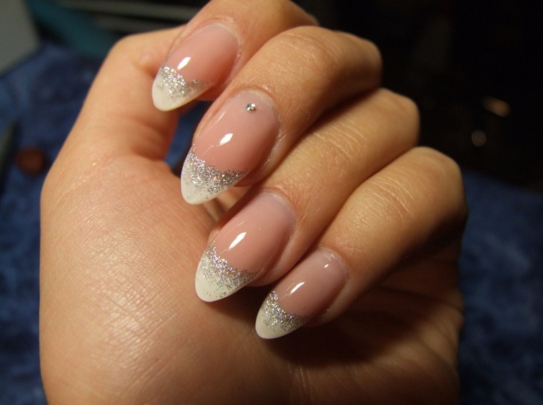 Unghie gel french bianco, decorazioni con smalto glitter argento e piccolo brillantino 