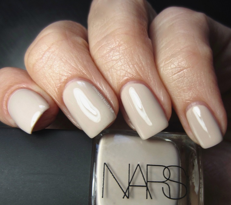 Smalto della Nars di colore nude, unghie sposa, idea semplice per mani donna eleganti 