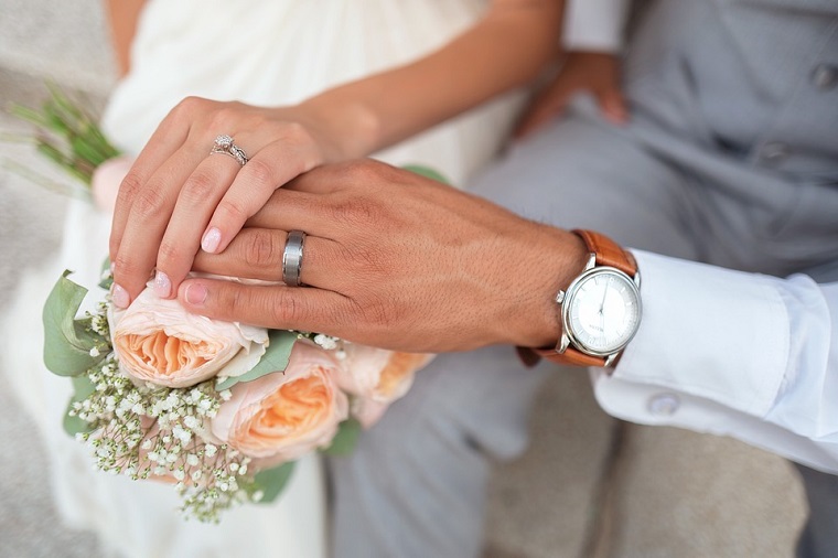 Mani uomo e donna, unghie gel bianche, manicure corta a mandorla, fedi di oro bianco con diamante 