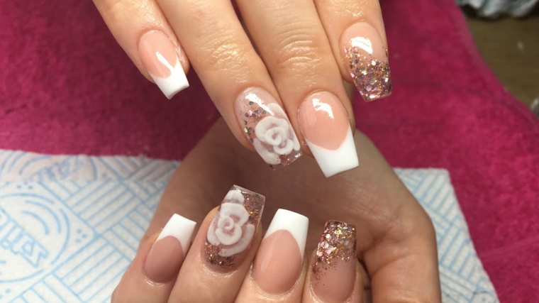 manicure elegante e romantica al tempo stesso con il rosa e i brillantini protagonisti